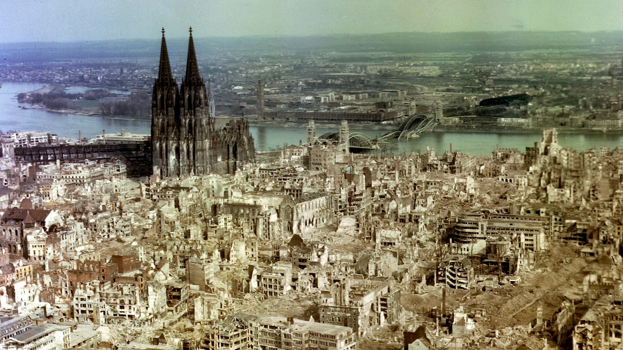 ARCHIV - Die Luftaufnahme aus dem Jahr 1945 zeigt die im Zweiten Weltkrieg durch alliierte Bombenangriffe zerstörte Innenstadt von Köln. Links der fast unbeschädigte Kölner Dom. Vor 70 Jahren wurde Köln als erste deutsche Metropole von den Alliierten befreit. dpa (zu dpa/lnw: "Als George Orwell nach Köln kam: Kriegsende am Rhein vor 70 Jahren") +++ dpa-Bildfunk +++