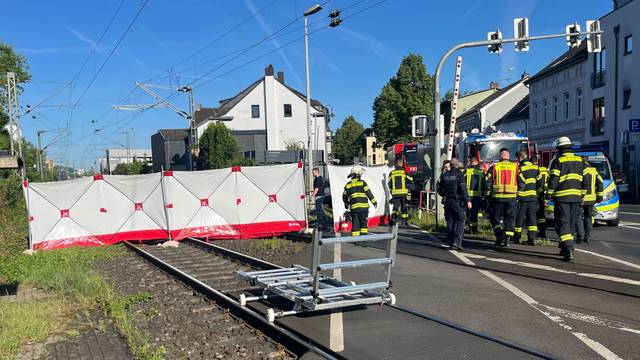 Am Bahnübergang Frankfurter Straße/An der Brölbahn ist im Mai 2025 ein Radfahrer von einem Güterzug erfasst und tödlich verletzt worden.