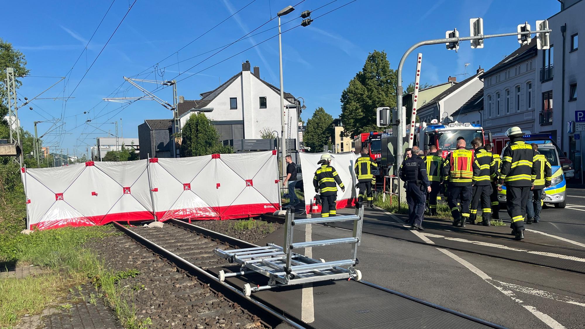 Am Bahnübergang Frankfurter Straße/An der Brölbahn ist im Mai 2025 ein Radfahrer von einem Güterzug erfasst und tödlich verletzt worden.