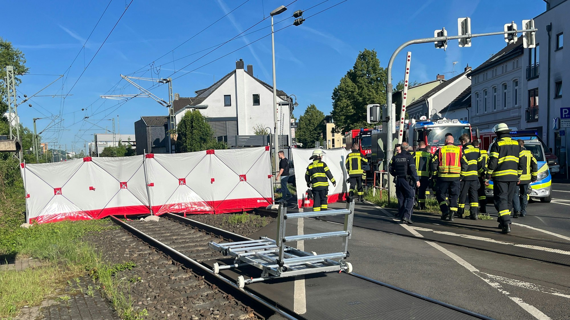 Am Bahnübergang Frankfurter Straße/An der Brölbahn ist im Mai 2025 ein Radfahrer von einem Güterzug erfasst und tödlich verletzt worden.