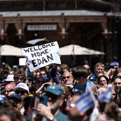 Im Huyler Park versammelte Menschen feiern mit „Welcome Home Edan“ die Freilassung der amerikanischen Geisel Edan Alexander von der islamistische Hamas im Gazastreifen.