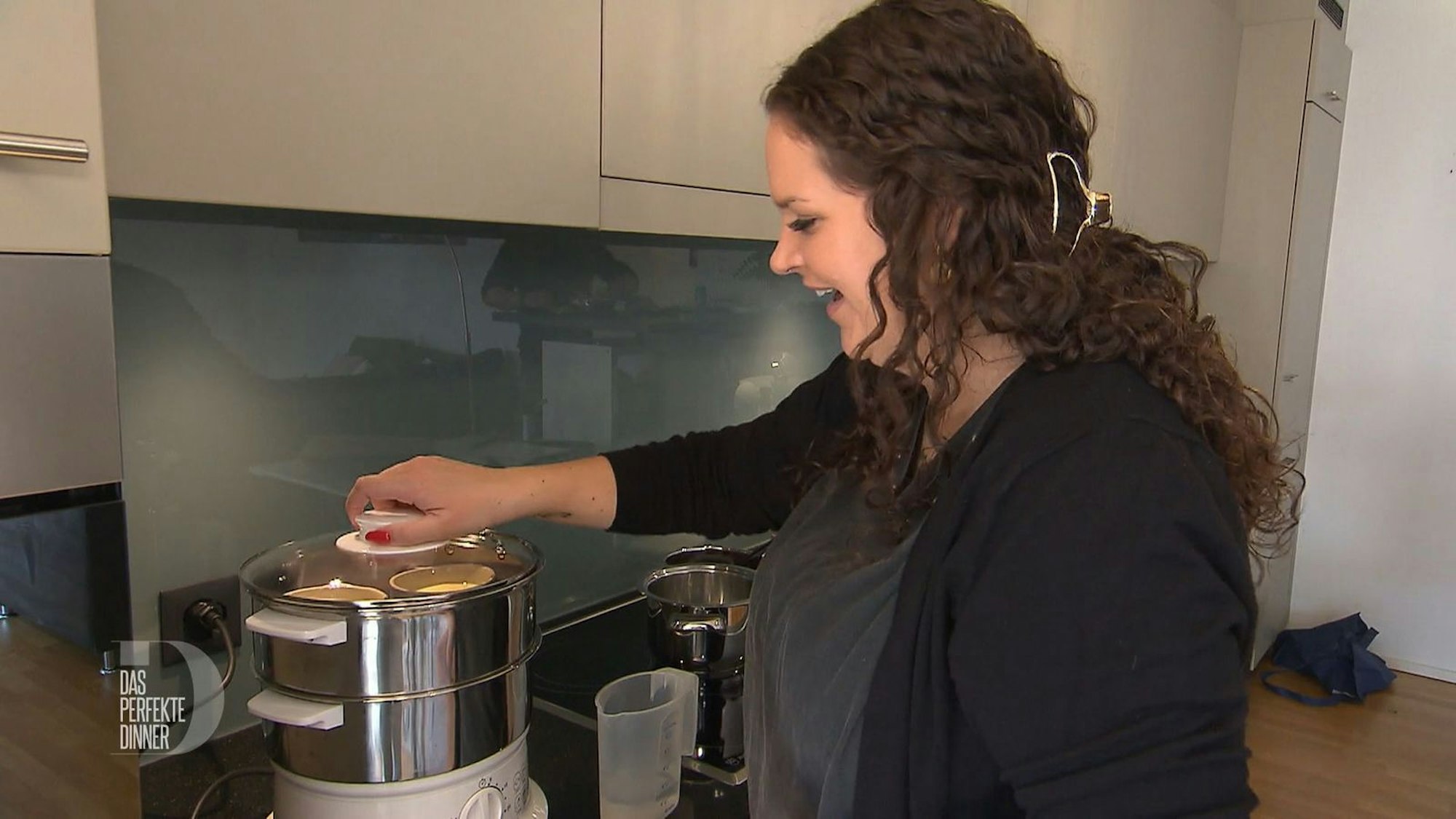 Den riesigen Dampfgarer hat Dana extra für heute gekauft, danach will sie ihn schnell wieder loswerden.
(Bild: RTL)