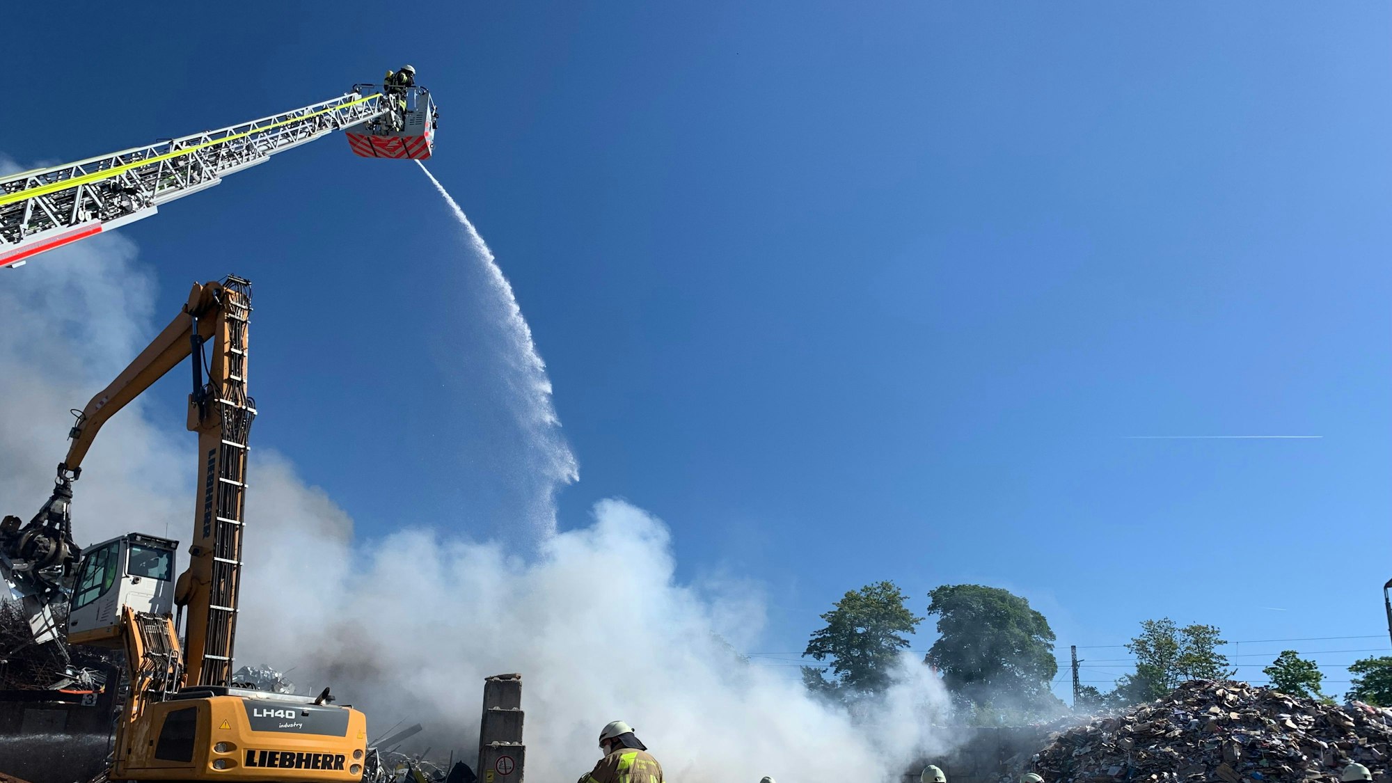 Das Bild zeigt das Feuer auf einem Wertstoffhof in Köln Humboldt-Gremberg. Foto: Arton Krasniqi
