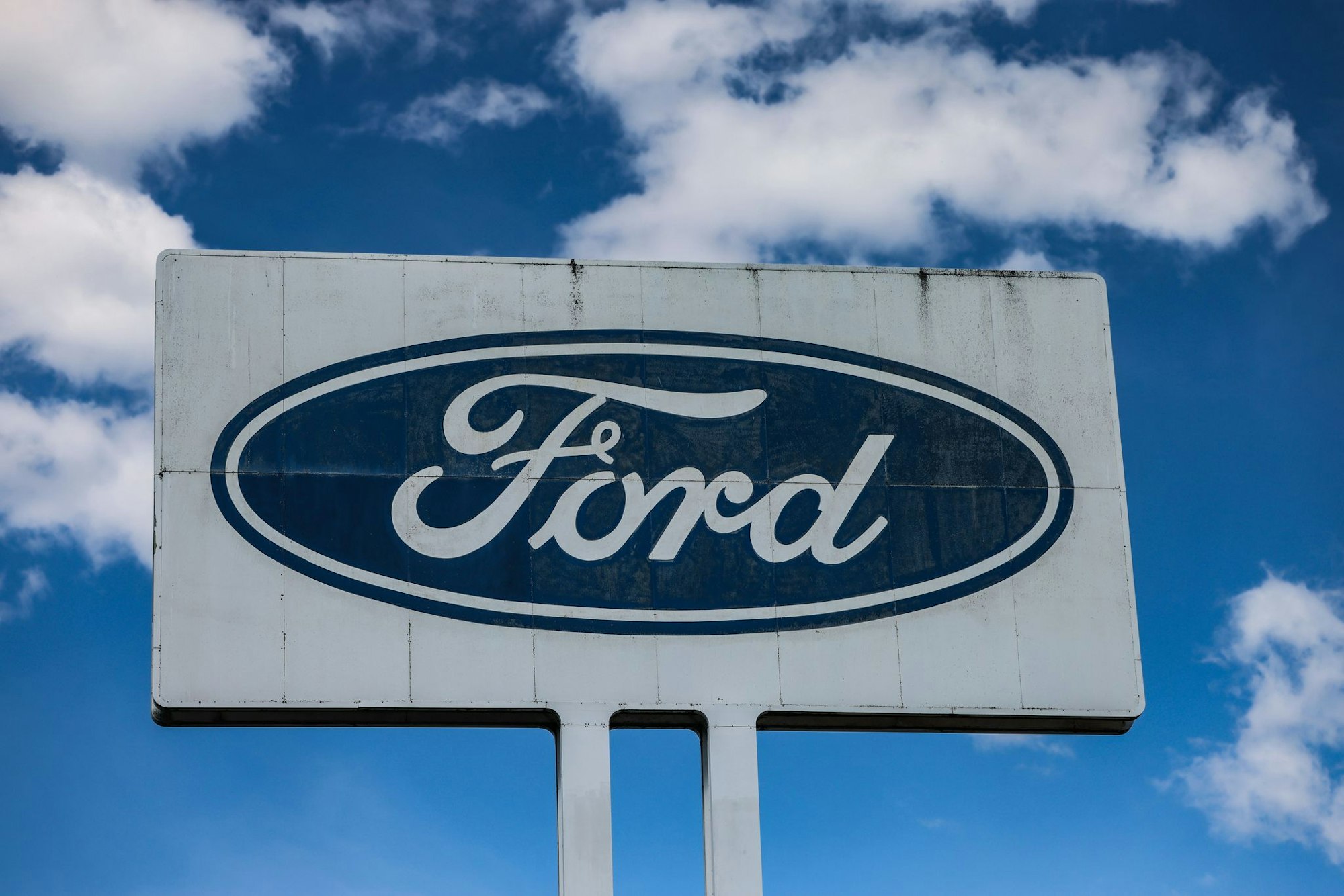 Ein Ford-Logo bei gutem Wetter - die wirtschaftlichen Perspektiven sind aber düster für das Autogeschäft in Deutschland.