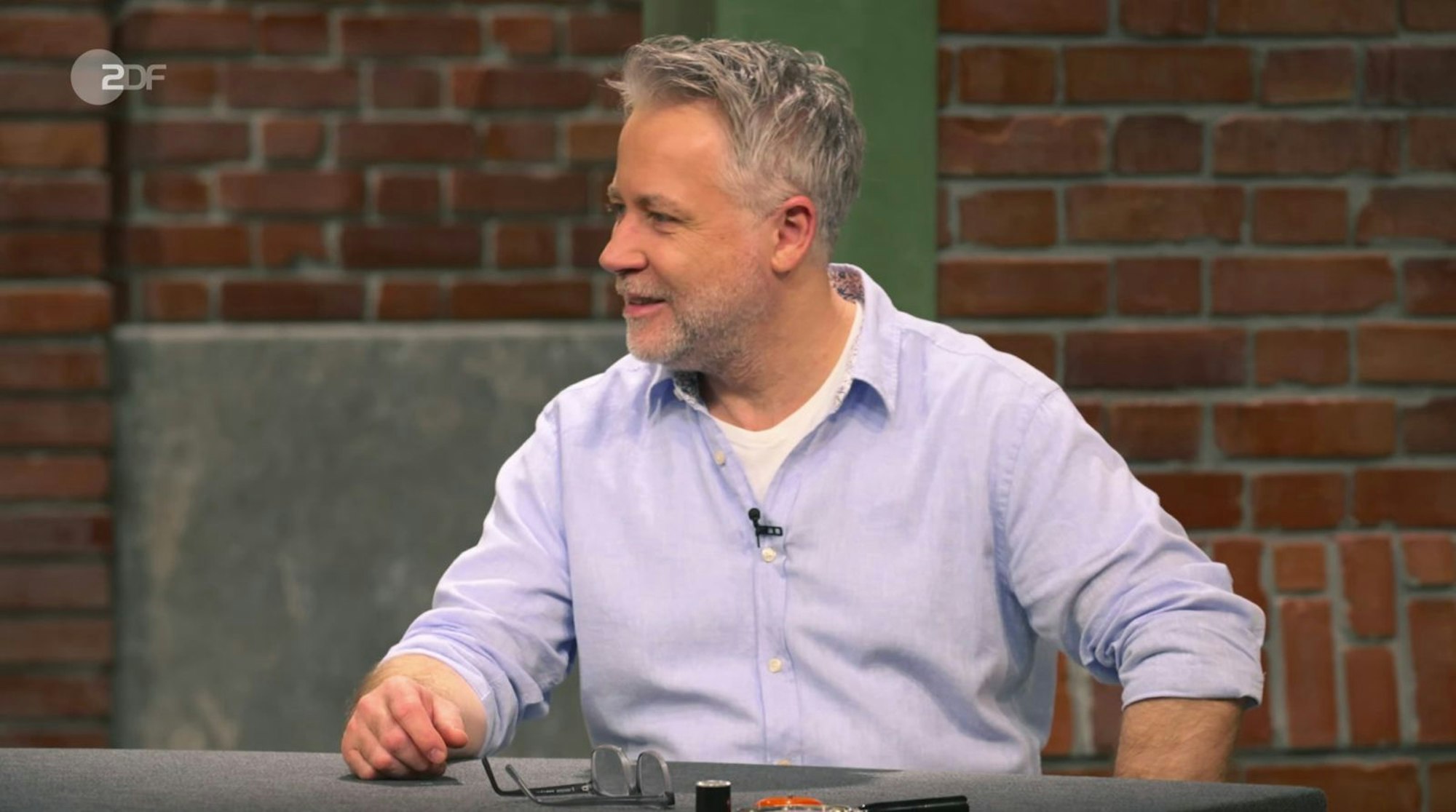 „Sehr lieb, Waldi“, spottete Jan Cizek sichtlich pikiert. (Bild: ZDF)
