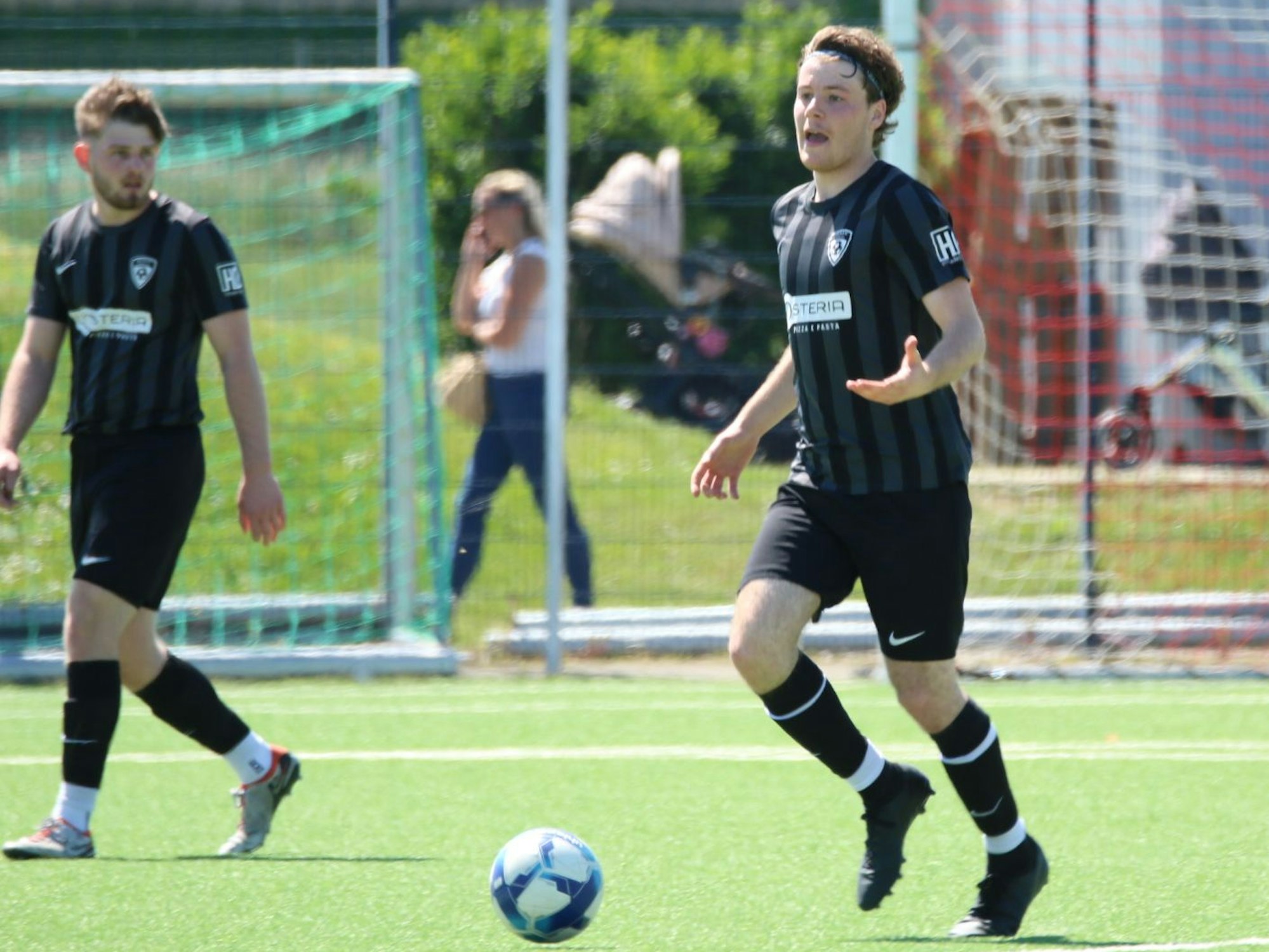 Der Erft-Spieler Julian Riße hat den Ball.