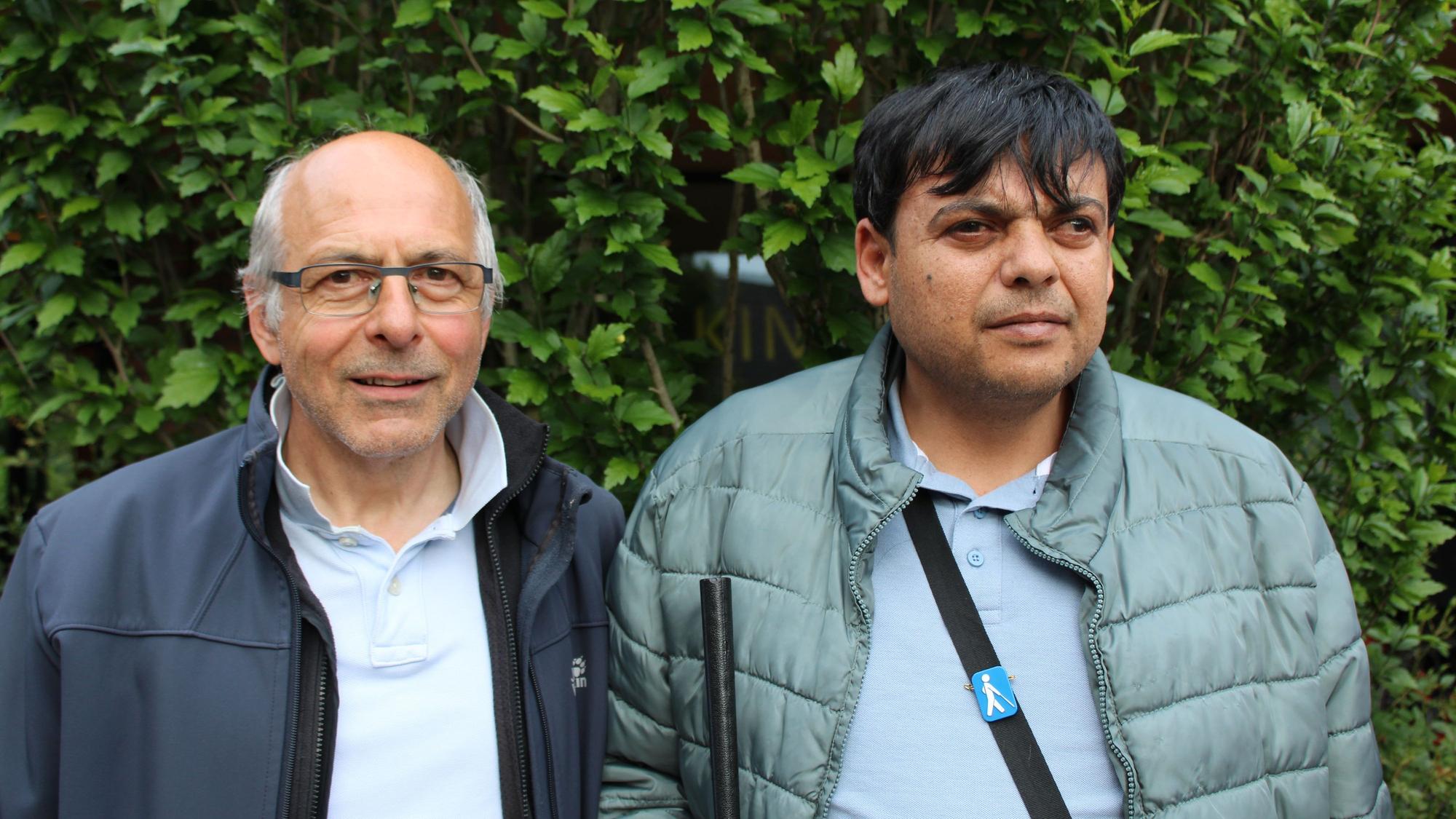 Matthias Ferring von der „InterKultur Niederkassel“ und Saleh Bilal: Die Angebote der ehrenamtlichen Initiative geben dem Geflüchteten Hoffnung.