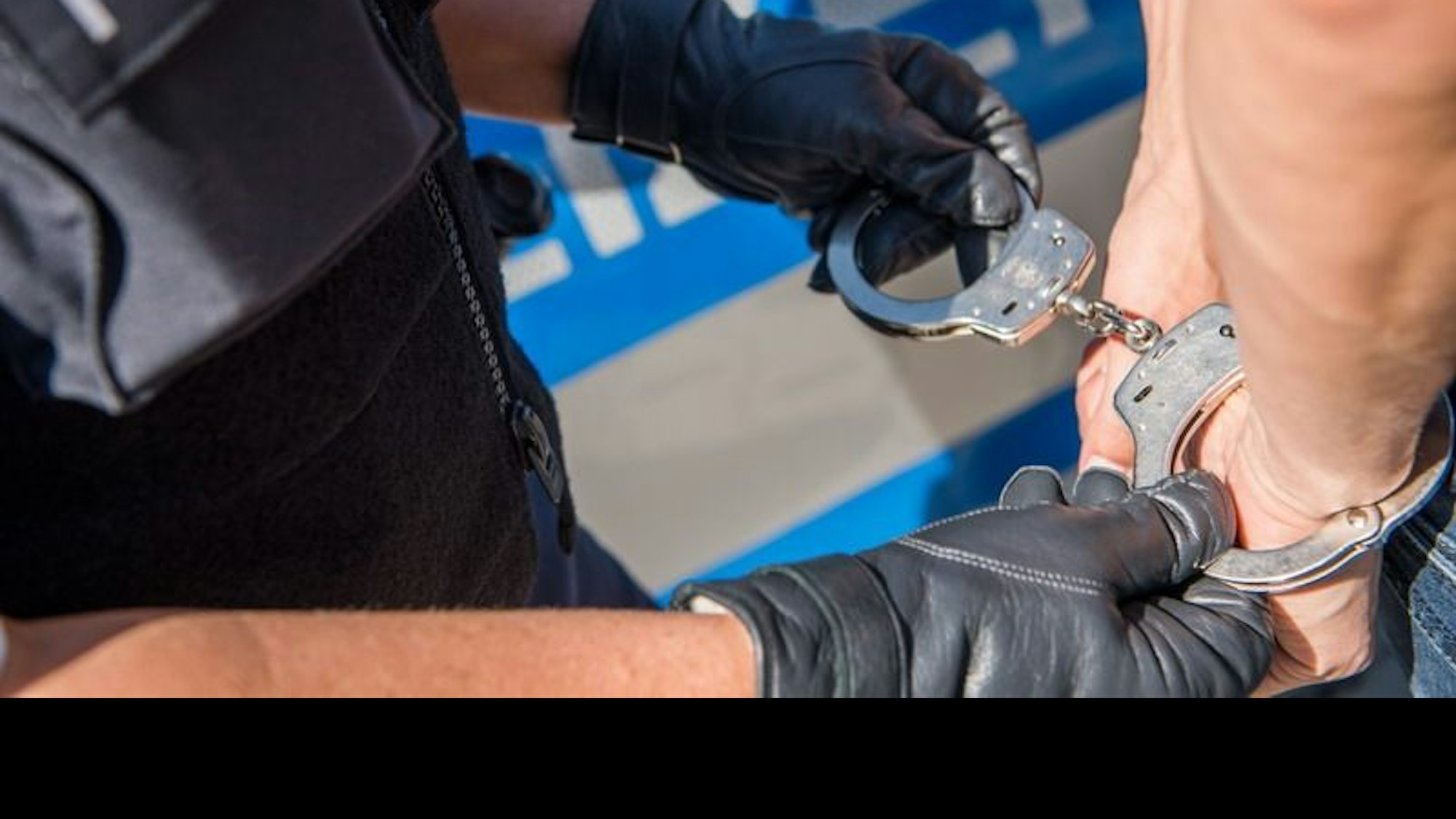 Ein Beamter der Bundespolizei bei einer Festnahme. Am Wochenende vollstreckte die Bundespolizei mehrere Haftbefehle bei Grenzkontrollen.