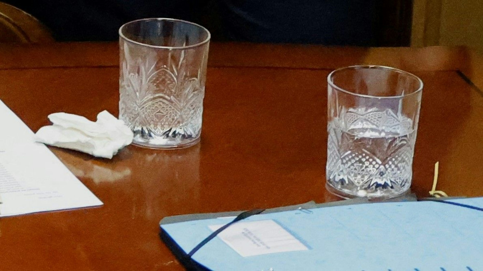 Zerknülltes Taschentuch und vermutlich ein Cocktailspießchen: Hochauflösende Fotos entlarven die russischen Behauptungen über Merz und Macron.