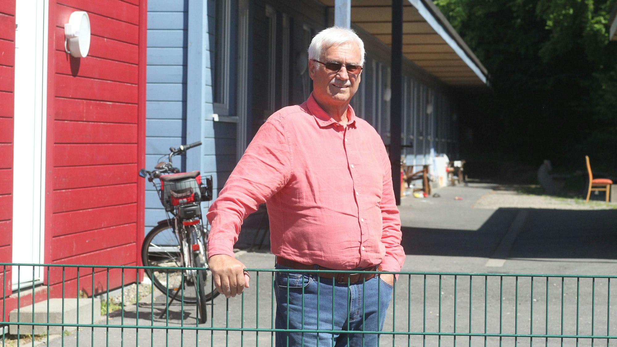 Hubert Ulbig aus Neunkirchen-Seelscheid Nackhausen engagiert sich seit exakt zehn Jahren in der Flüchtlingshilfe Seelscheid.
In seinen Heimatort Nackhausen betreut er tagtäglich die Menschen und hilft an allen Ecken und Enden.