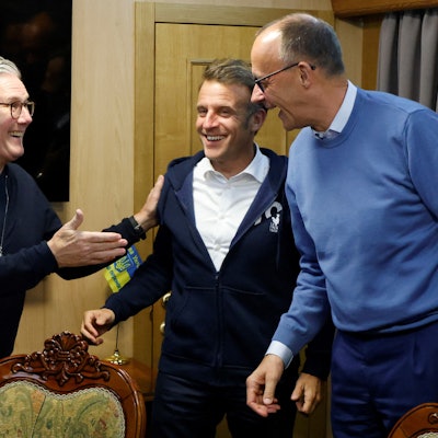Gute Laune beim britischen Premierminister Keir Starmer (l.), Frankreichs Präsident Emmanuel Macron (M.) und Bundeskanzler Friedrich Merz im Zug auf dem Weg in die Ukraine.
