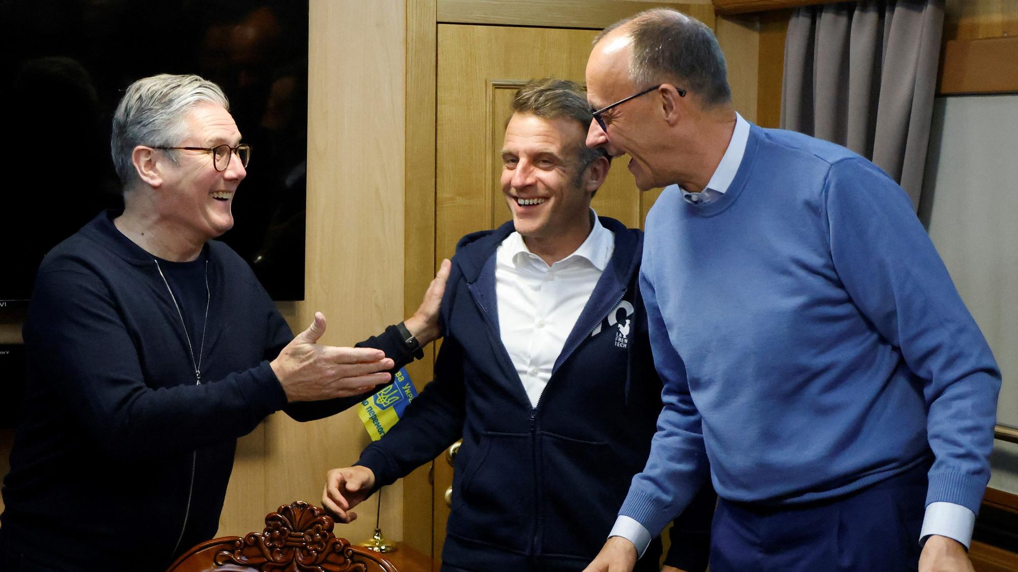 Gute Laune beim britischen Premierminister Keir Starmer (l.), Frankreichs Präsident Emmanuel Macron (M.) und Bundeskanzler Friedrich Merz im Zug auf dem Weg in die Ukraine.