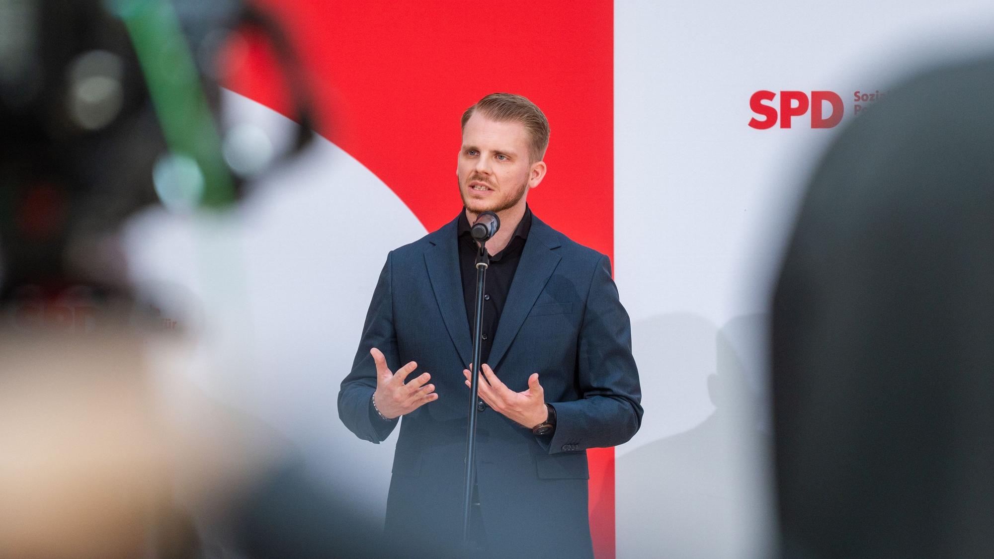 Tim Klüssendorf (SPD) spricht bei einer Pressekonferenz.