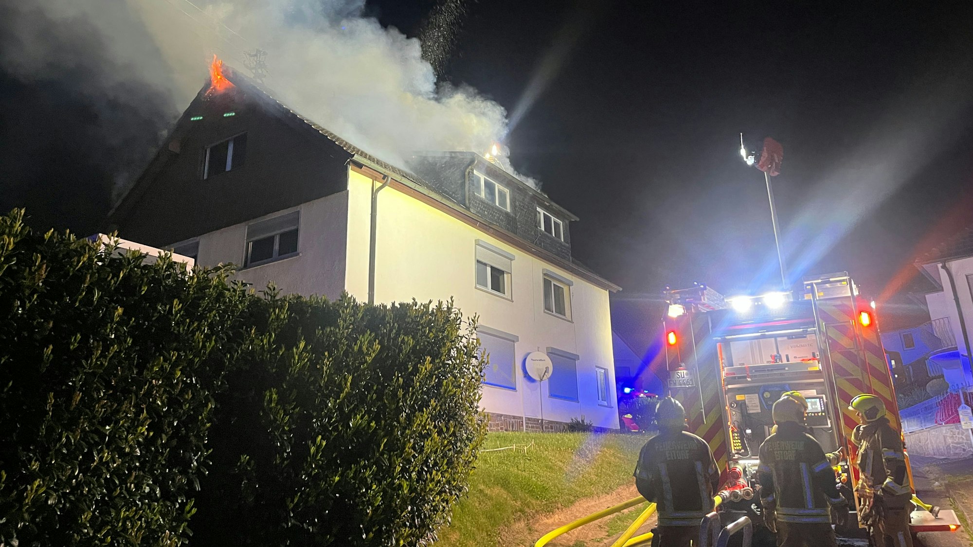 Beim Brand eines Mehrfamilienhauses in Eitorf wurden zwei Menschen leicht verletzt, das Gebäude ist vorläufig unbewohnbar.