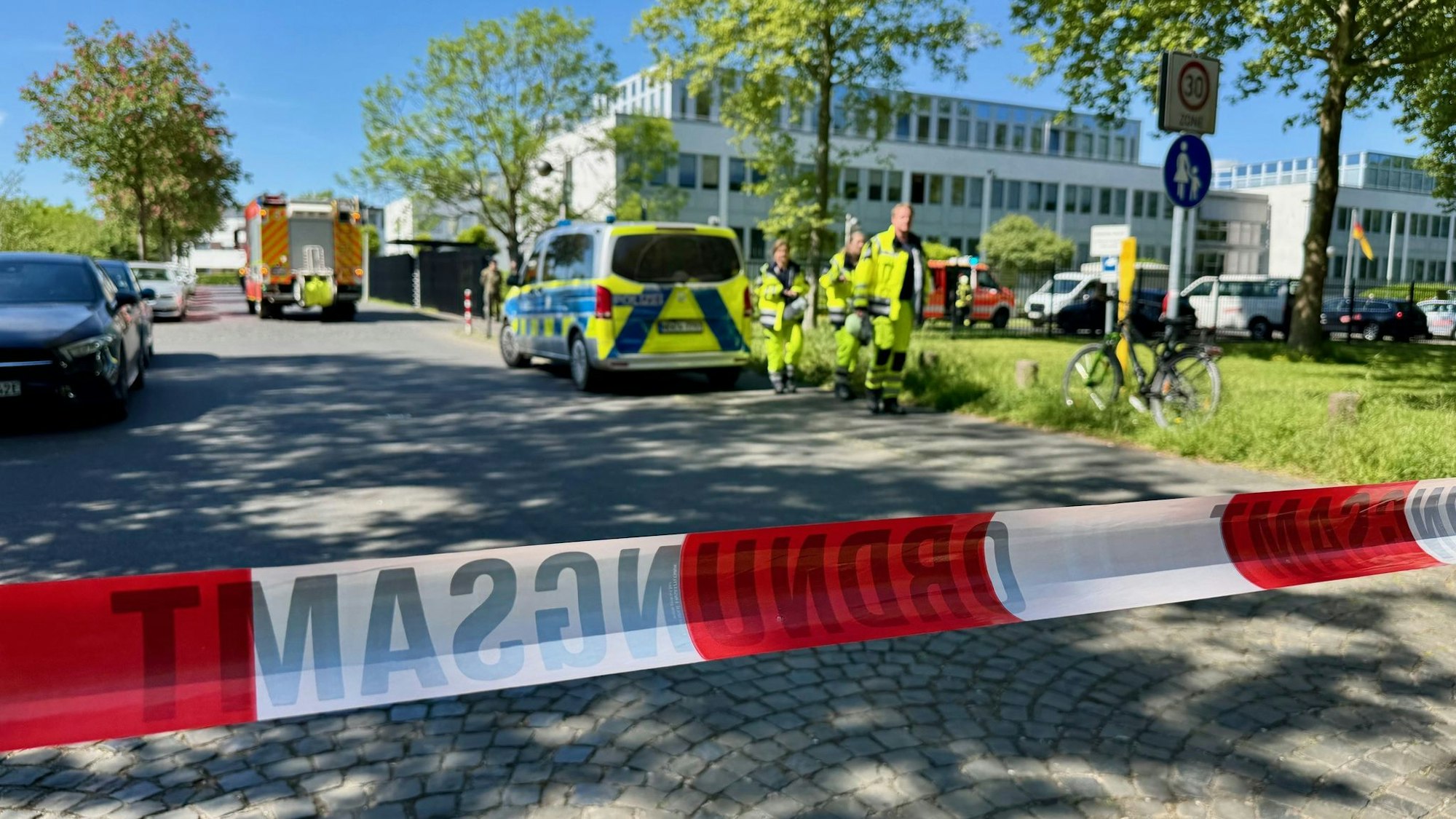 Ein ABC-Alarm - wie kürzlich an einem Bundeswehr-Standort in Bonn - wird bei möglichen Gefahren durch atomare, biologische oder chemische Stoffe ausgelöst.