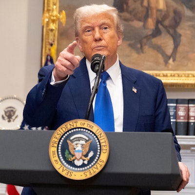 US-Präsident Donald Trump gestikuliert, während er die Frage eines Reporters während einer Veranstaltung im Roosevelt Room im Weißen Haus beantwortet.