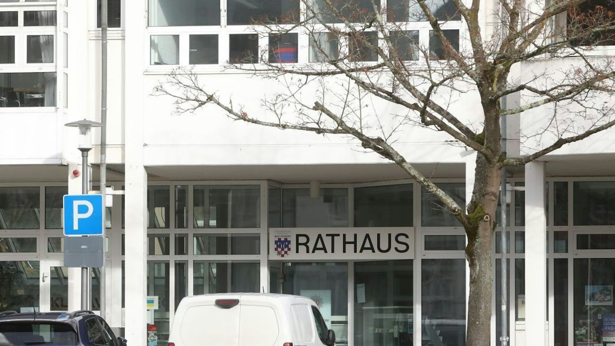 Der Schriftzug Rathaus an der Fassade der Bad Honnefer Verwaltungszentrale.