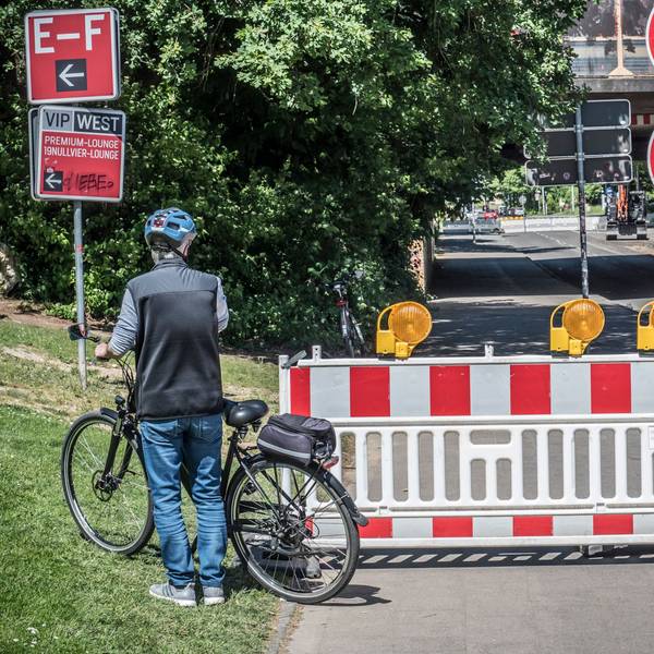 Soll er fahren oder nicht? Weil Rohre im Fernwärmenetz getauscht werden müssen, ist die Bismarckstraße unter der Autobahnbrücke gesperrt – auch für Fußgänger und Radfahrer.