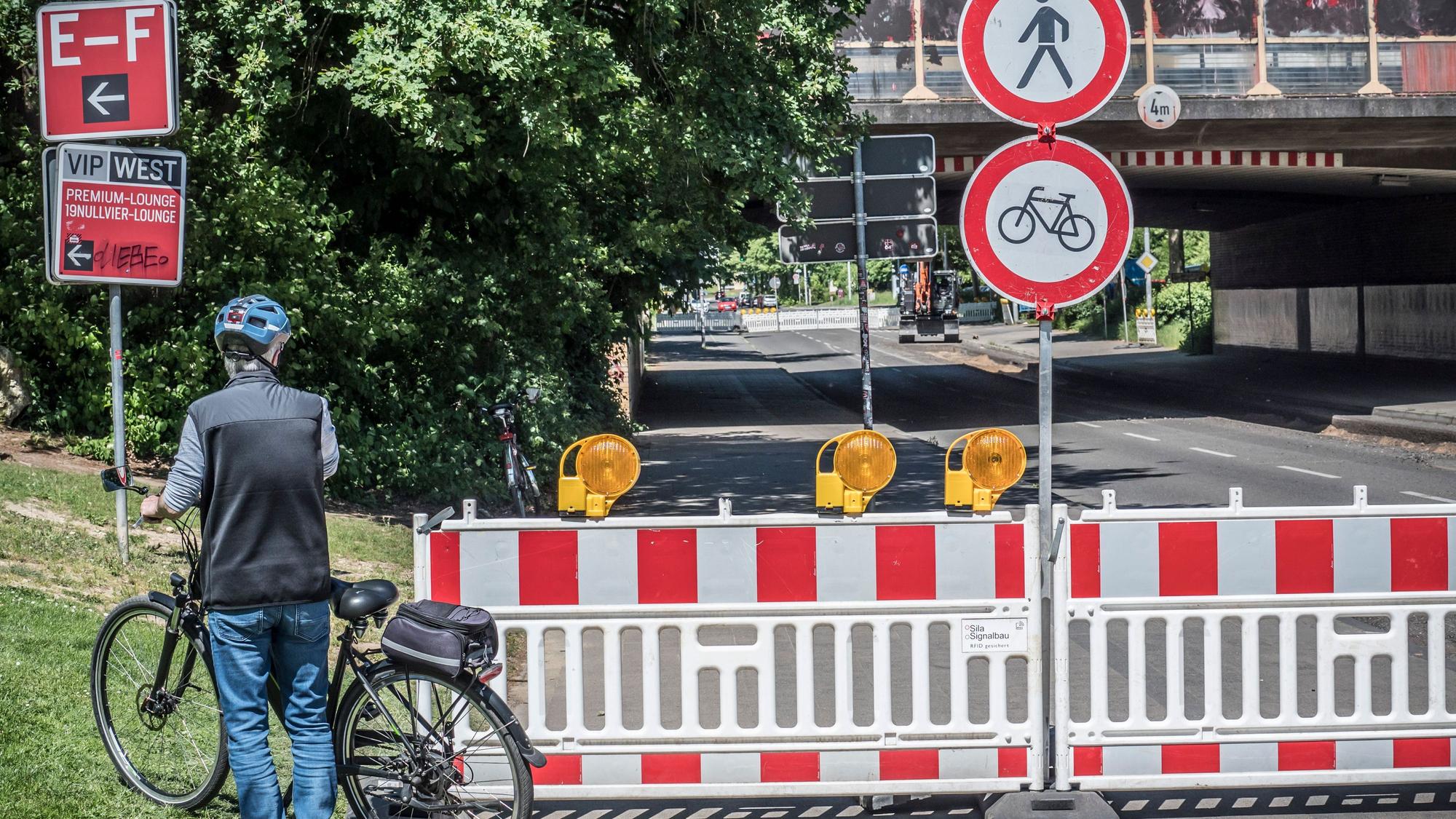 Soll er fahren oder nicht? Weil Rohre im Fernwärmenetz getauscht werden müssen, ist die Bismarckstraße unter der Autobahnbrücke gesperrt – auch für Fußgänger und Radfahrer.