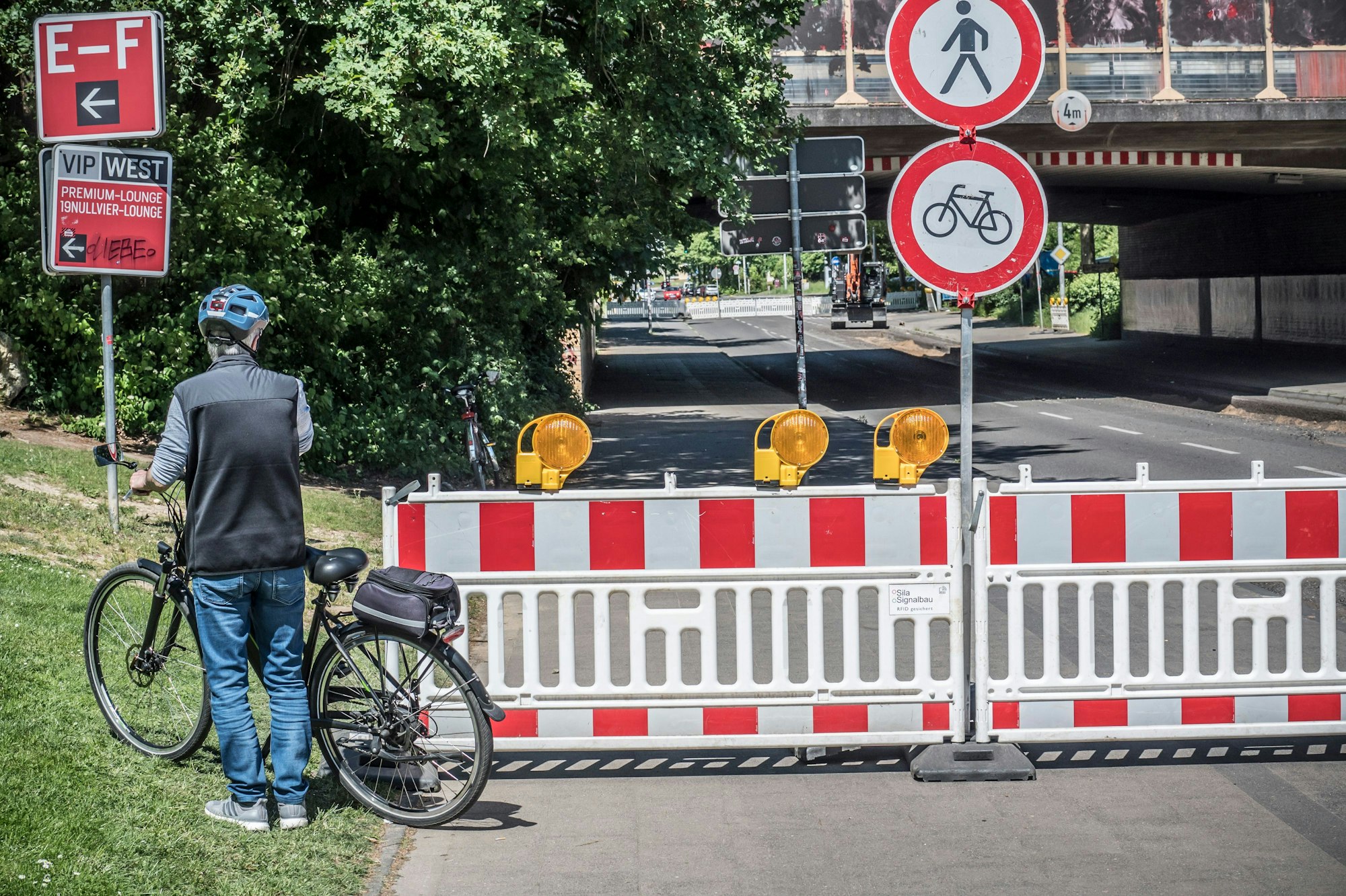 Weil Rohre im Fernwärmenetz getauscht werden müssen, ist die Bismarckstraße unter der Autobahnbrücke gesperrt.