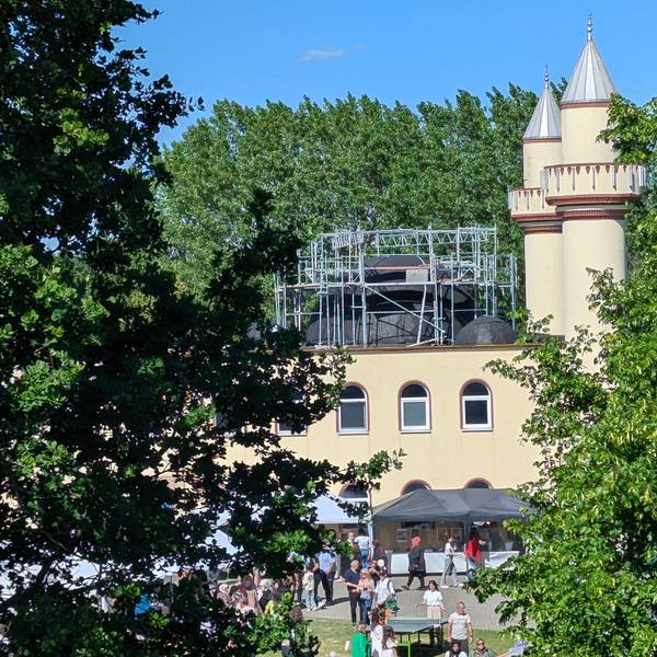 Das Foto zeigt die Moschee in Alt-Hürth mit der eingerüsteten Kuppel und den beiden Minaretten.