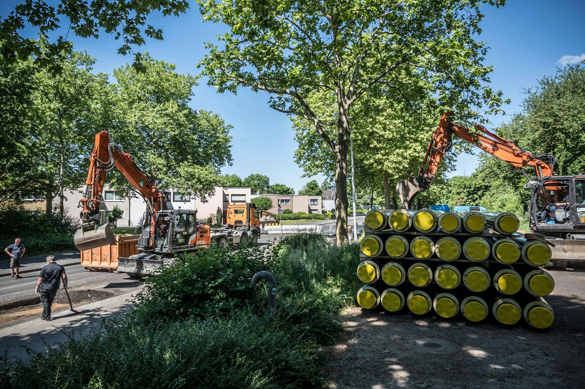 Weil Rohre im Fernwärmenetz getauscht werden müssen, ist die Bismarckstraße unter der Autobahnbrücke gesperrt. . Foto: Ralf Krieger