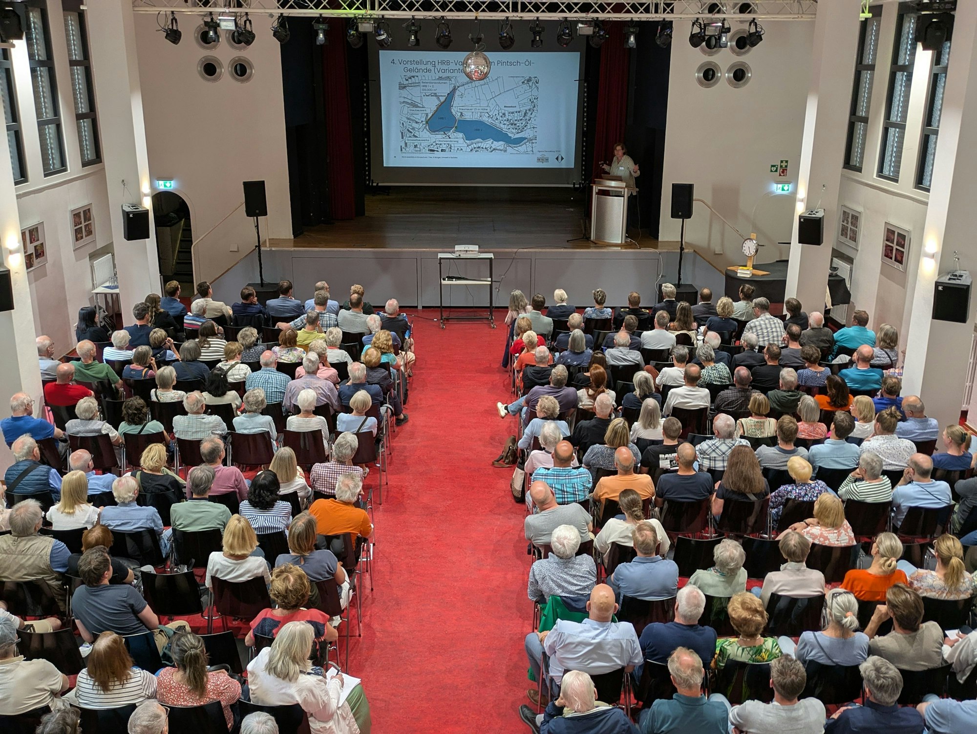 Die Aula der Marienschule war beim Infoabend der Technischen Betriebe Leverkusen voll besetzt.