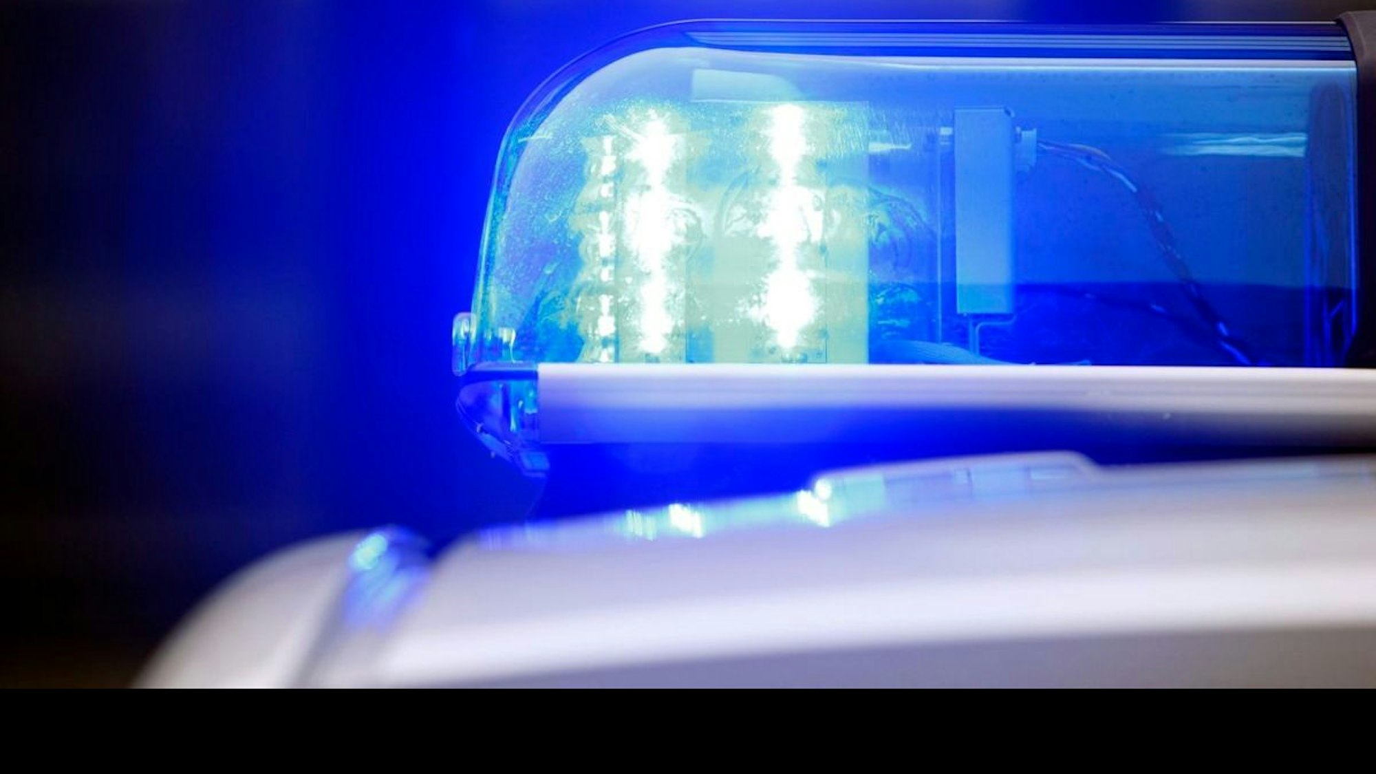 Blaulicht eines Polizeifahrzeugs. In Velbert wurde ein 76-jähriger Fußgänger von einem Auto angefahren und schwer verletzt.