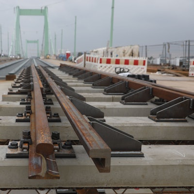 Das Bild zeigt Sanierungsarbeiten an den Stadtbahngleisen auf der Mülheimer Brücke.