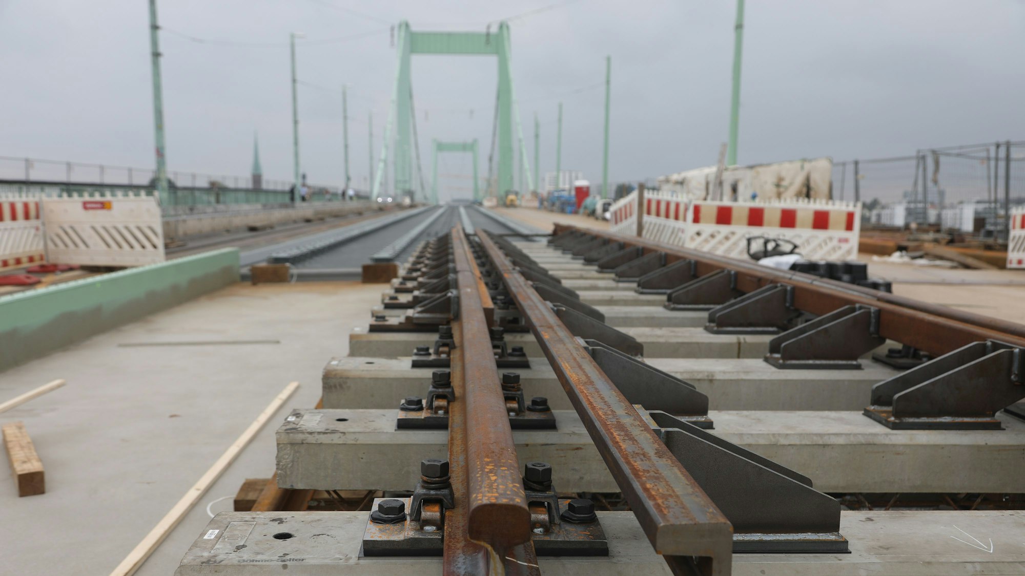 Das Bild zeigt Sanierungsarbeiten an den Stadtbahngleisen auf der Mülheimer Brücke.