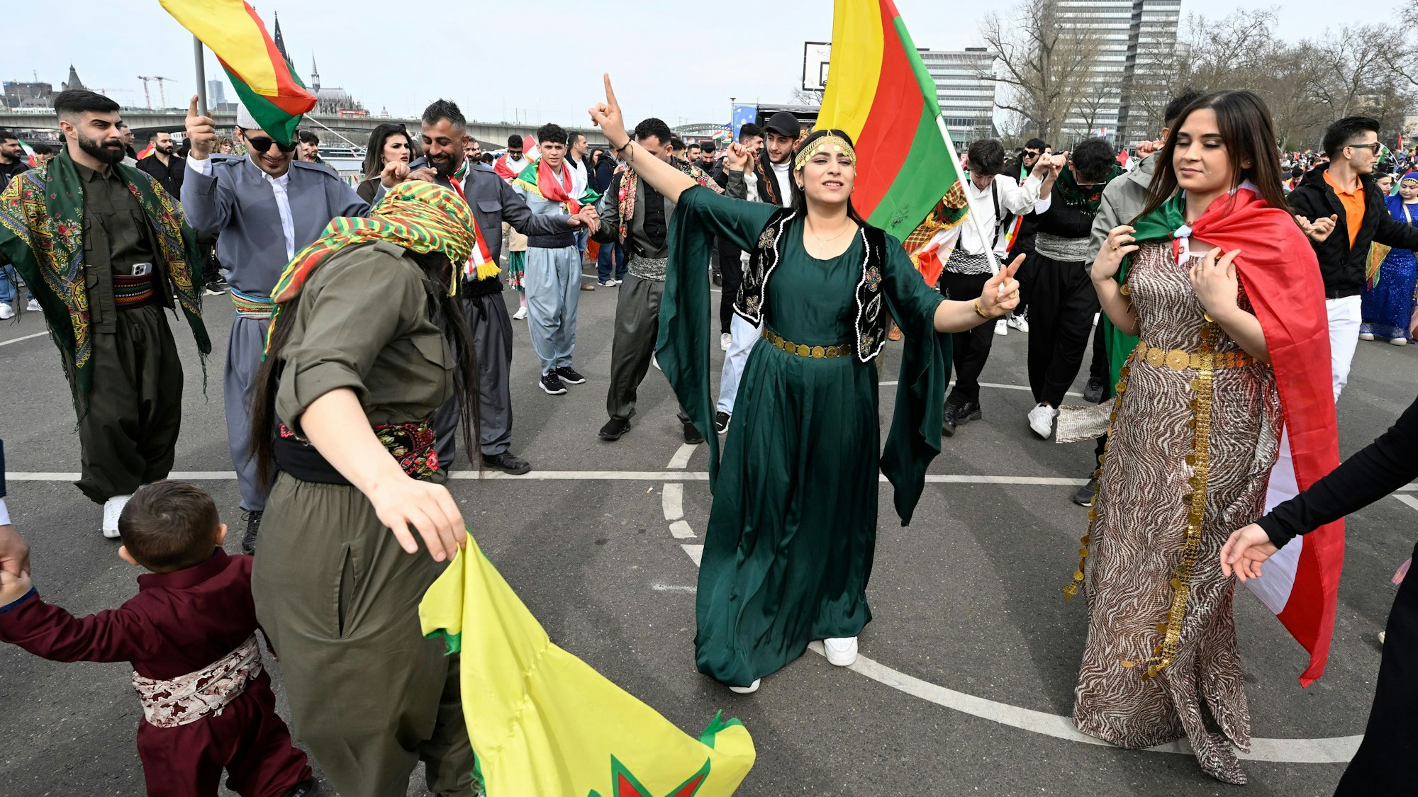 22.03.2025, Nordrhein-Westfalen, Köln: Kurden feiern an der Deutzer Werft das kurdische Neujahrsfest. Tausende Kurden aus ganz Deutschland und den Niederlanden sangen ihre Nationalhymne und tanzten. Foto: Roberto Pfeil/dpa +++ dpa-Bildfunk +++