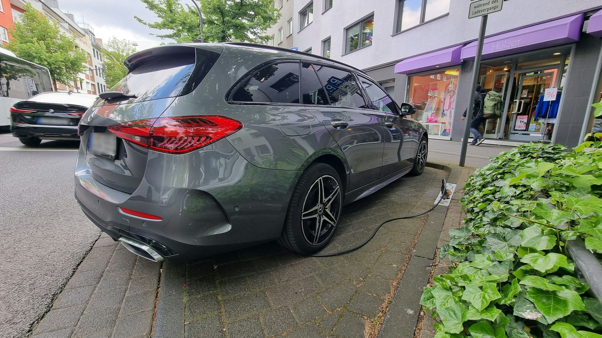 Ein Jahr lang haben Rhein-Energie, die Tank-E GmbH und Rheinmetall einen neuartigen Ladebordstein zum Laden von Elektro-Autos in Köln-Lindenthal getestet. Im Mai 2025 ziehen sie Bilanz.