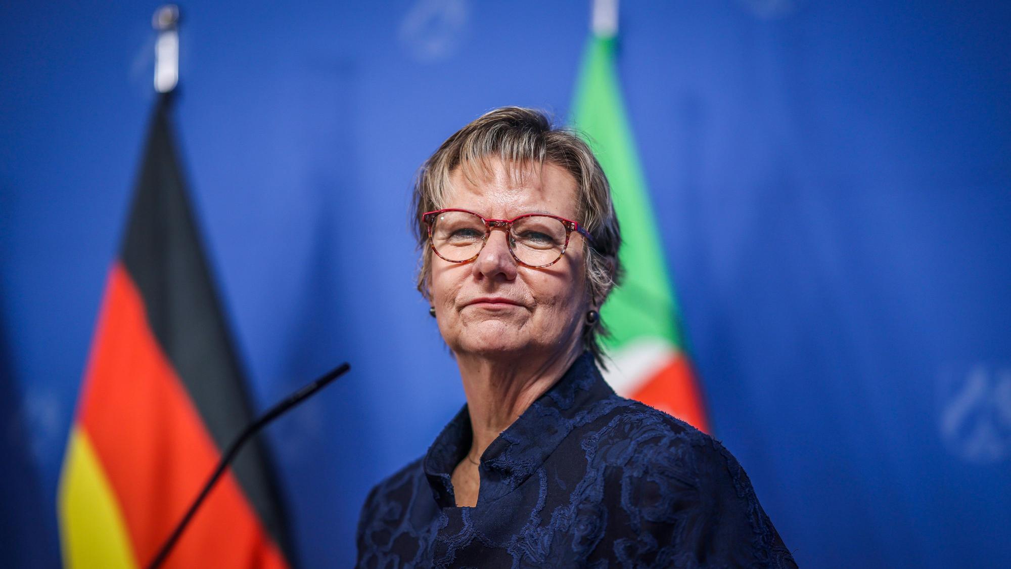Sylvia Löhrmann (Bündnis 90/Die Grünen), Antisemitismusbeauftragte des Landes Nordrhein-Westfalen, während einer Pressekonferenz in der Staatskanzlei.