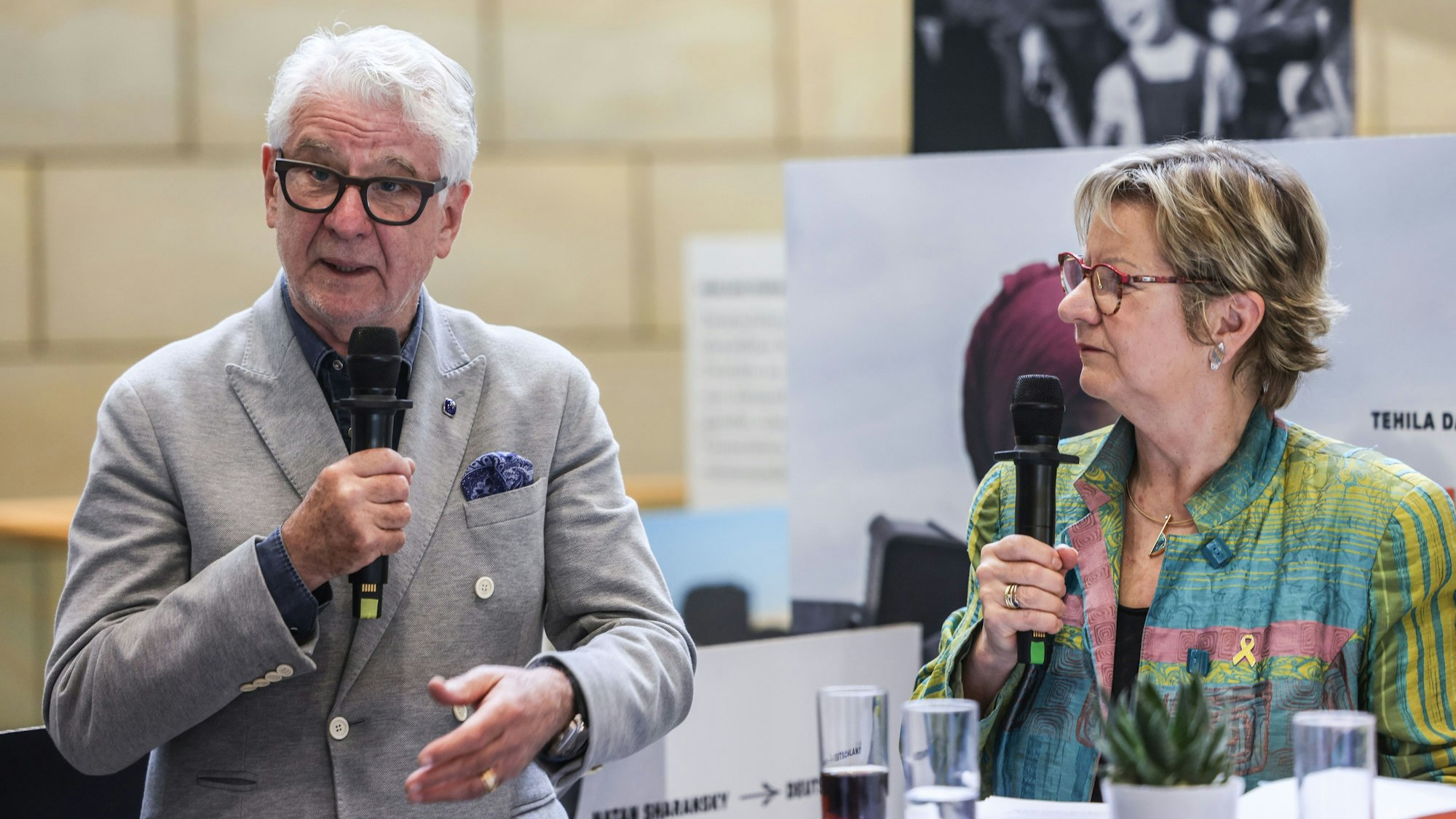 Sportjournalist Marcel Reif spricht bei der Eröffnung der Ausstellung „Deutschland. Israel. Einblicke“ im Landtag in Düsseldorf neben Sylvia Löhrmann, Antisemitismusbeauftragte des Landes Nordrhein-Westfalen.