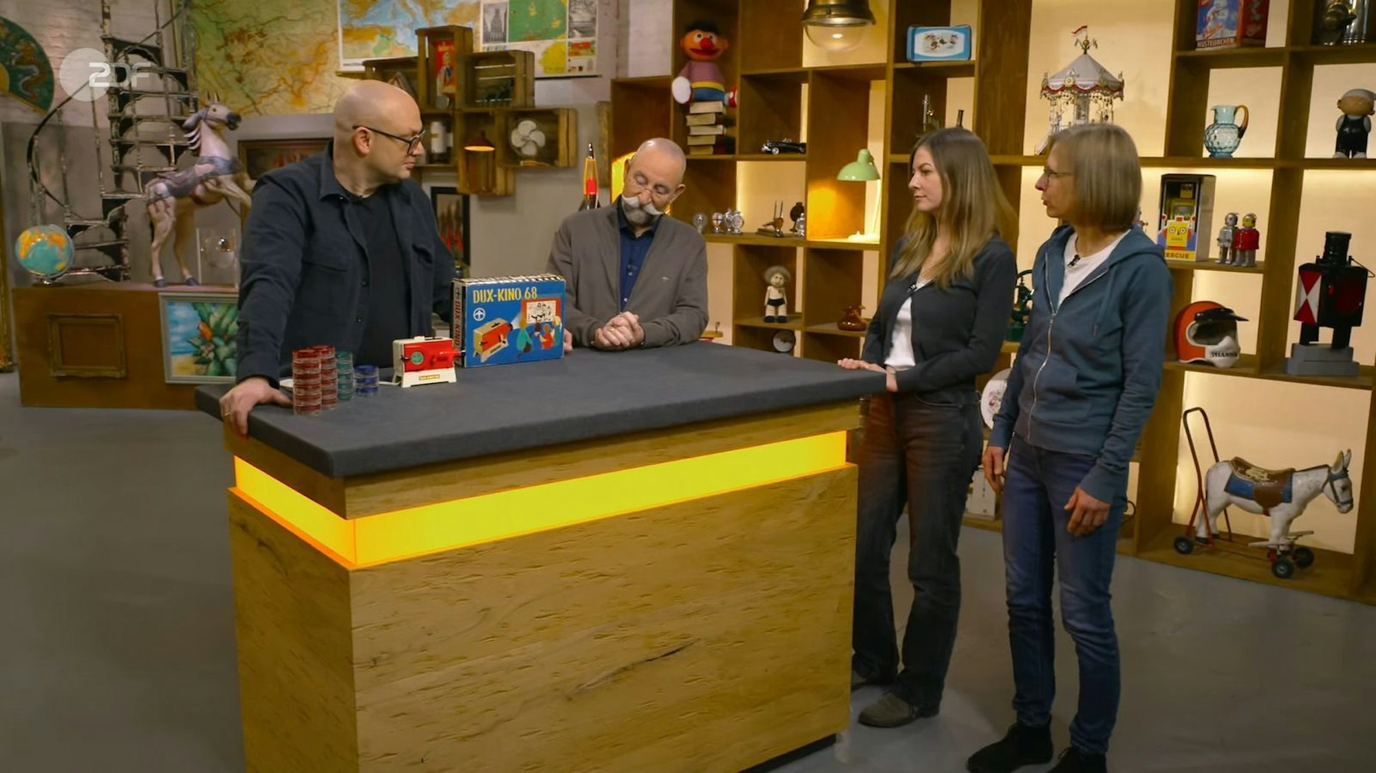 Was den Händler zur Einladung animierte? Ein Spielzeug mit Seltenheitswert! Annette (rechts) und ihre Tochter Linda stellten großes Kino in Miniaturformat vor. (Bild: ZDF)