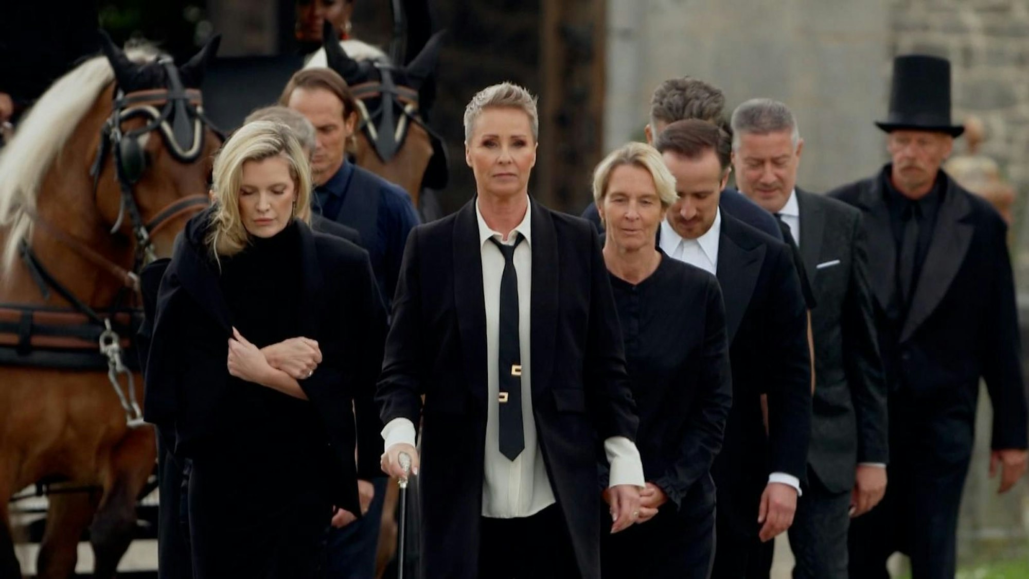 „Mission: Trauermarsch“ bei „Die Verräter“: Spielleiterin Sonja Zietlow lud die elf Spieler zu einer makabren Zeremonie. (Bild: RTL)