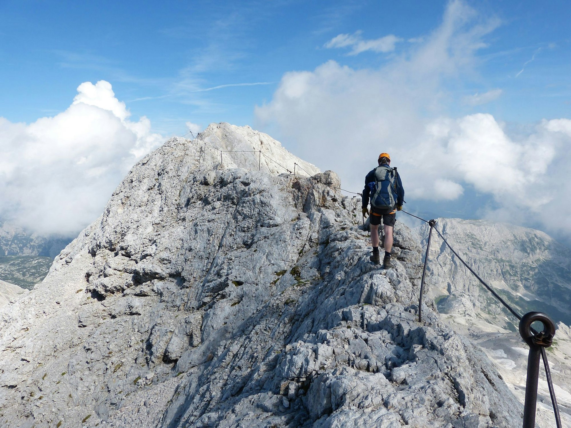 Auf dem Klettersteig wirkt alles ruhig: Doch in den Bergen kann das Wetter schnell umschlagen.