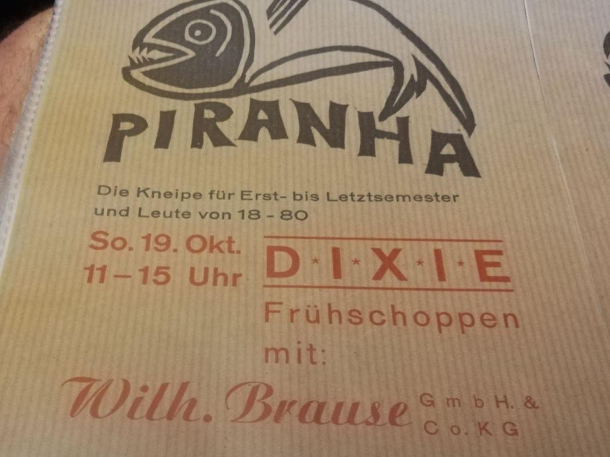 Historischer Flyer der Piranha bar: Frühshoppen sonntags von 11 bis 15 Uhr für Studierende. Heute eher eine ungewöhnliche Zeit zum Ausgehen.