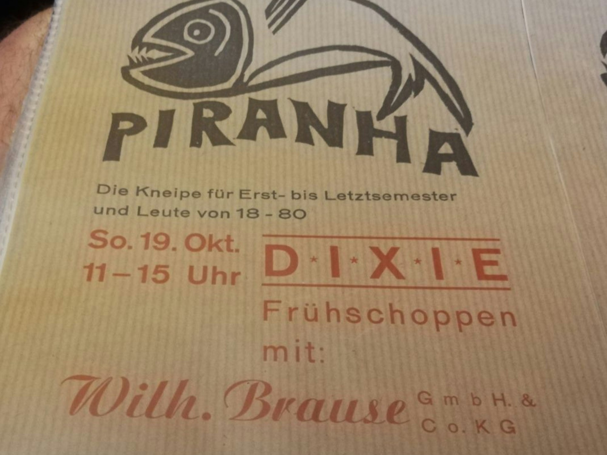 Historischer Flyer der Piranha bar: Frühshoppen sonntags von 11 bis 15 Uhr für Studierende. Heute eher eine ungewöhnliche Zeit zum Ausgehen.