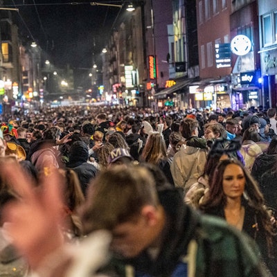 Das Bild zeigt feiernde Menschen auf der Zülpicher Straße.