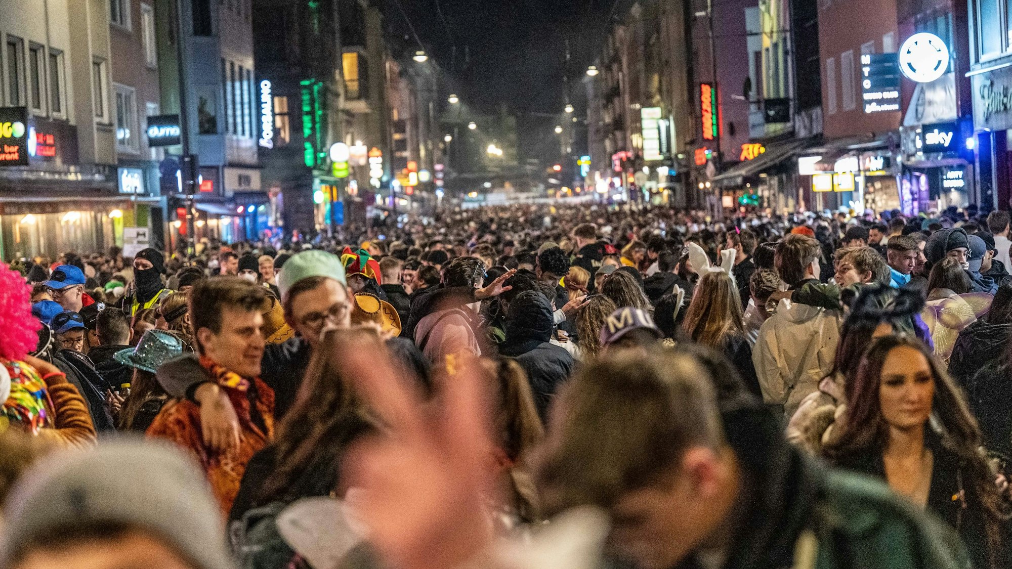 Das Bild zeigt feiernde Menschen auf der Zülpicher Straße.