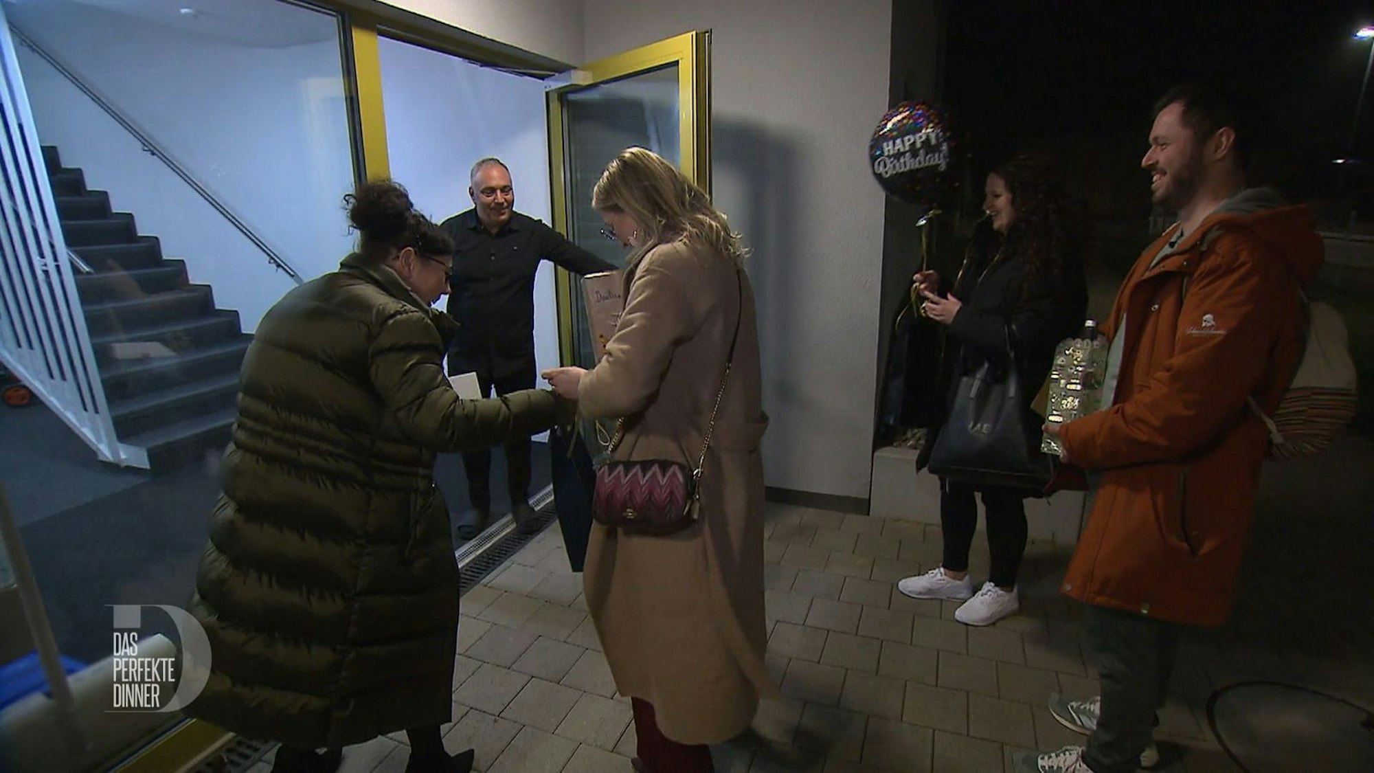 Sonia, Anja, Dana und Cédric haben reichlich Geburtstagsgeschenke für Pasqualino dabei.
(Bild: RTL)