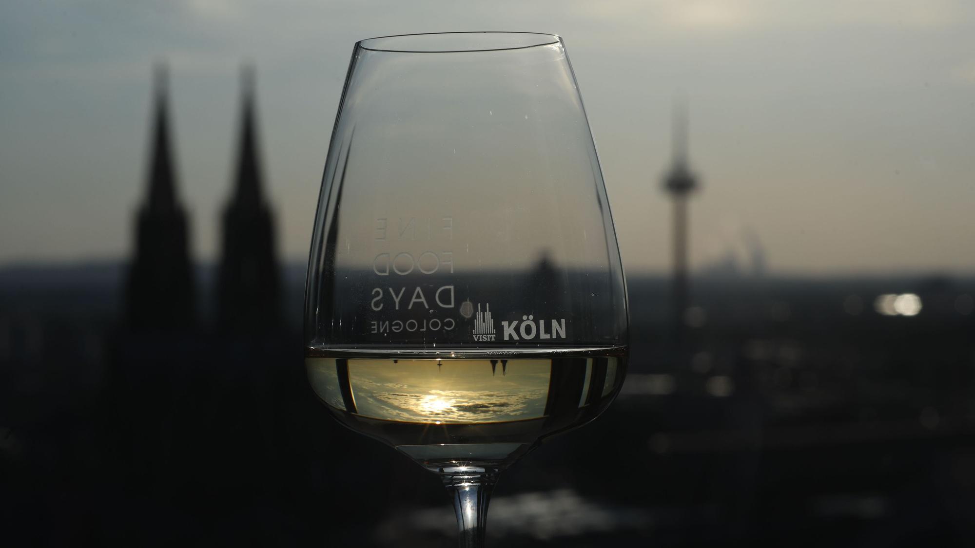 12.05.2025, Köln: Kooperation zwischen KSTA und Cologne Fine Food Days das Winetasting im Köln Sky mit Joachim Frank und Winzer Alexander Pflüger sowie 100 Leserinnnen und Lesern. Foto: Arton Krasniqi