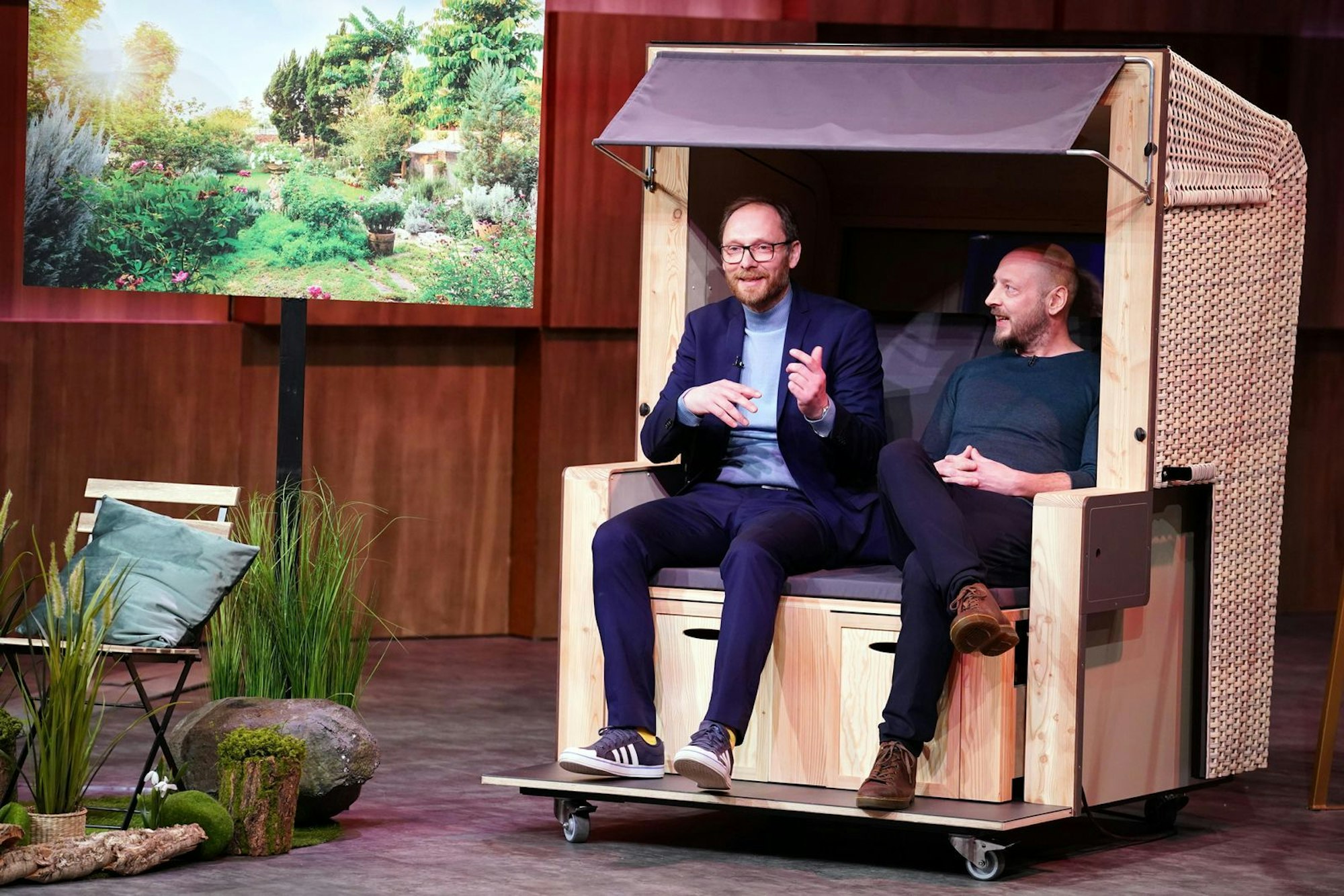 Kurioses Tüftler-Duo: Thomas (links) und Torsten finden schnell Freunde für ihre „Korbsauna“-Lösung. Allerdings kommt dann doch kein Geschäftsabschluss zustande. (Bild: RTL / Stefan Gregorowius)