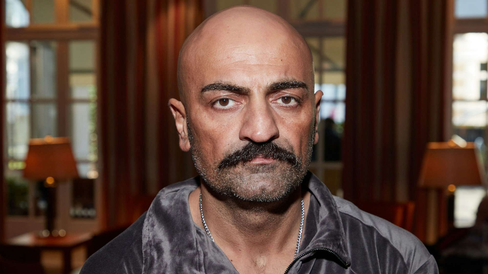 Das Bild zeigt den Rap-Mogul und Unternehmer Giwar Hajabi.