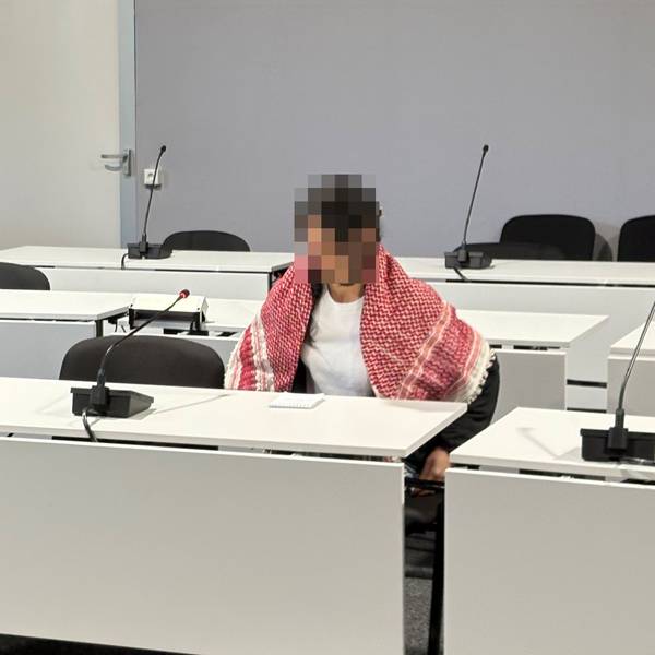 Die Angeklagte mit "Palästinenser-Tuch" auf der Anklagebank des Kölner Amtsgerichts.