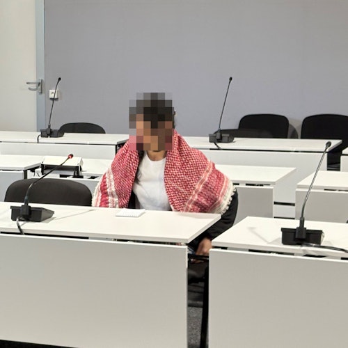 Die Angeklagte mit "Palästinenser-Tuch" auf der Anklagebank des Kölner Amtsgerichts.