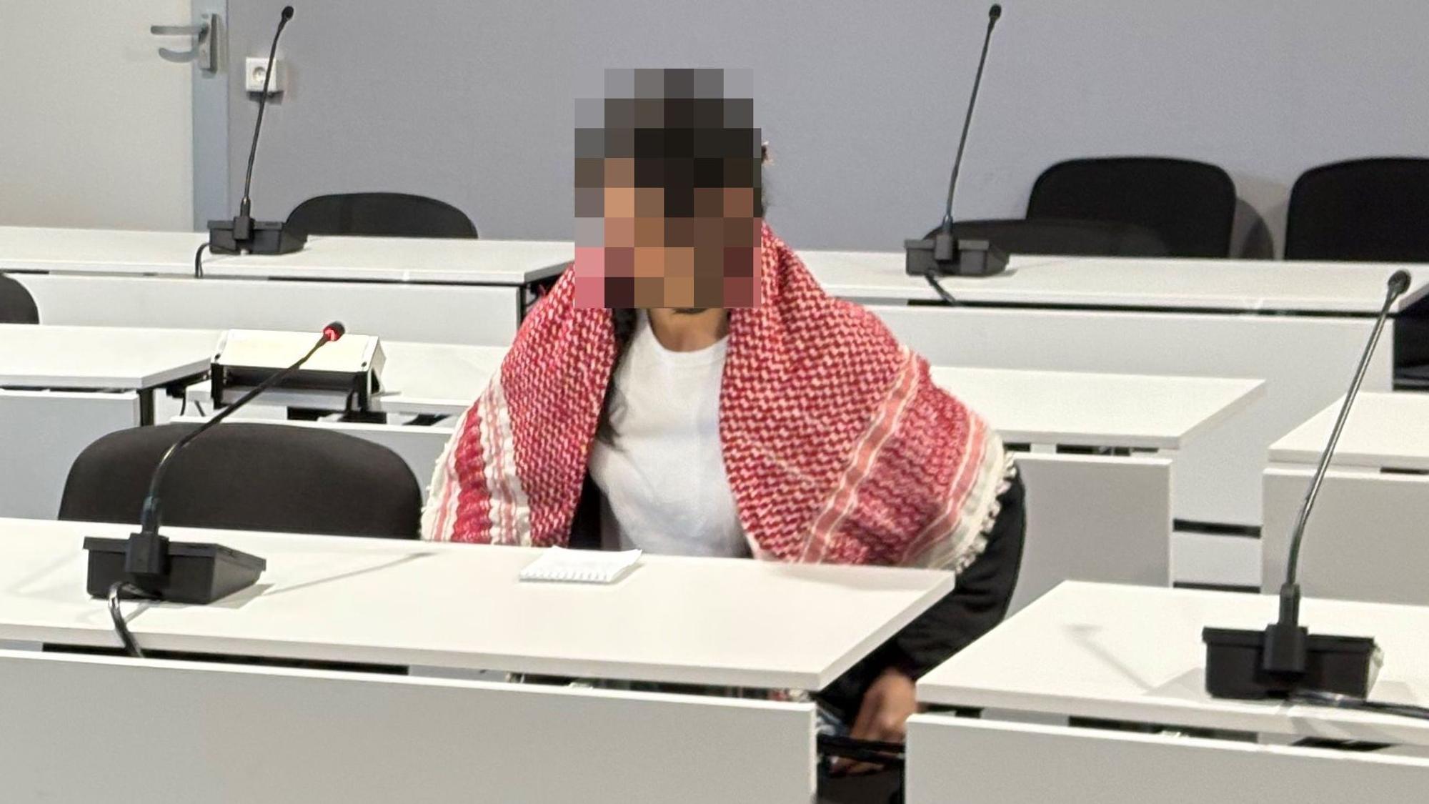 Die Angeklagte mit "Palästinenser-Tuch" auf der Anklagebank des Kölner Amtsgerichts.