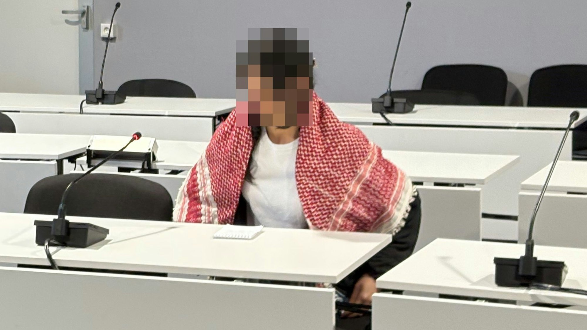Die Angeklagte mit "Palästinenser-Tuch" auf der Anklagebank des Kölner Amtsgerichts.