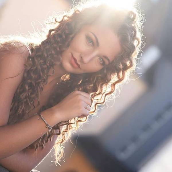 Das Bild zeigt Alina Hellenthal, die für einen Fotografen posiert.